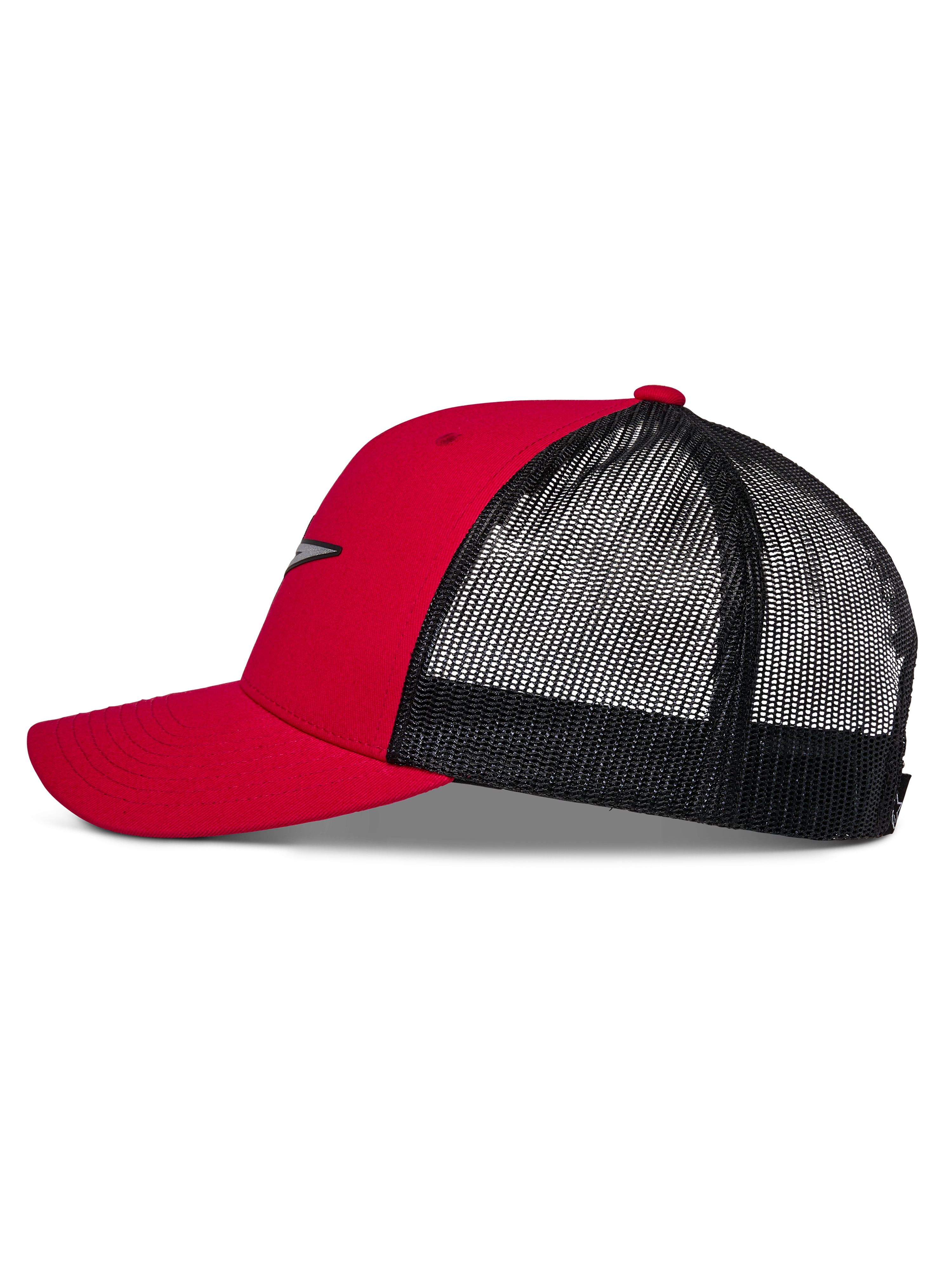 Alpinestars Reflect Ageless Trucker Hat, czerwono-czarna czapka z daszkiem, widok z boku prezentujący zakrzywiony daszek, usztywnioną czerwoną koronę i czarny tył z siateczki, codzienne nakrycie głowy inspirowane sportami motorowymi
