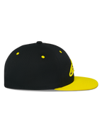 Alpinestars Thickness Snapback Hat, widok z boku, czarna korona z płaskim daszkiem i wywietrznikami w kolorze Hi-Vis Yellow, haftowane logo 3D z przodu, codzienne nakrycie głowy inspirowane motorsportem