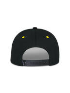 Alpinestars Thickness Snapback Hat, czarna i neonowożółta (Hi-Vis Yellow), widok z tyłu z regulowanym zapięciem typu snapback, żółte haftowane oczka, usztywniona korona, codzienne nakrycie głowy w stylu motorsportowym