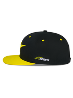Czapka Alpinestars Thickness Snapback, czarno-żółta (Hi-Vis Yellow), profil boczny, usztywniona korona z żółtymi wywietrznikami i płaskim żółtym daszkiem, haftowane logo Astars z boku, codzienne nakrycie głowy w stylu motorsportowym