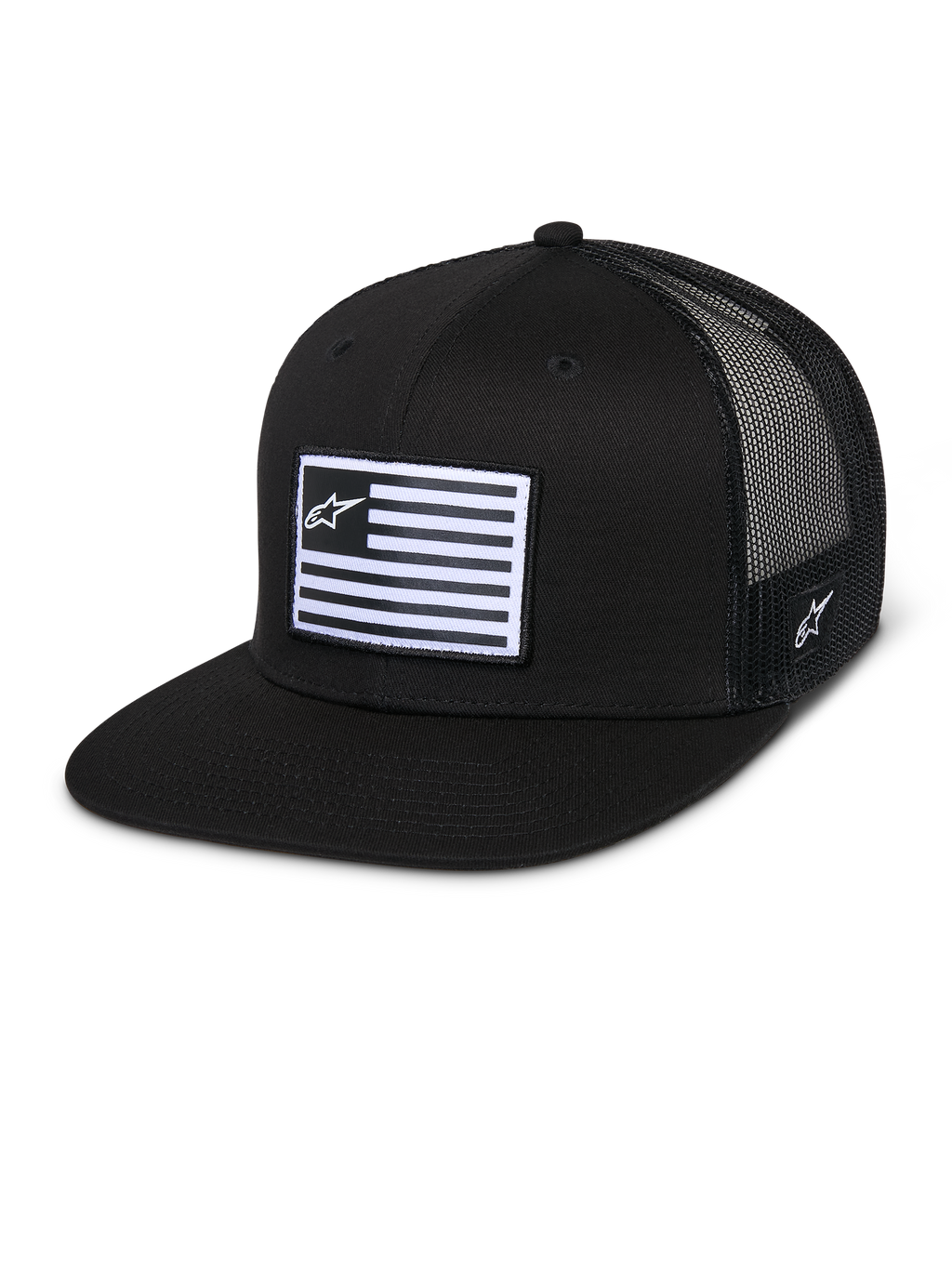 Alpinestars Flag Flat Trucker Hat, czarna czapka typu trucker, płaski daszek z usztywnioną koroną, oddychająca czarna siatka z tyłu, prostokątna naszywka z przodu z poziomymi pasami i logo z gwiazdą, haft z boku, codzienny design inspirowany sportami motorowymi