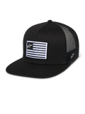Alpinestars Flag Flat Trucker Hat, czarna czapka typu trucker, płaski daszek z usztywnioną koroną, oddychająca czarna siatka z tyłu, prostokątna naszywka z przodu z poziomymi pasami i logo z gwiazdą, haft z boku, codzienny design inspirowany sportami motorowymi