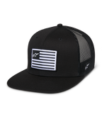 Alpinestars Flag Flat Trucker Hat, czarna czapka typu trucker, płaski daszek z usztywnioną koroną, oddychająca czarna siatka z tyłu, prostokątna naszywka z przodu z poziomymi pasami i logo z gwiazdą, haft z boku, codzienny design inspirowany sportami motorowymi