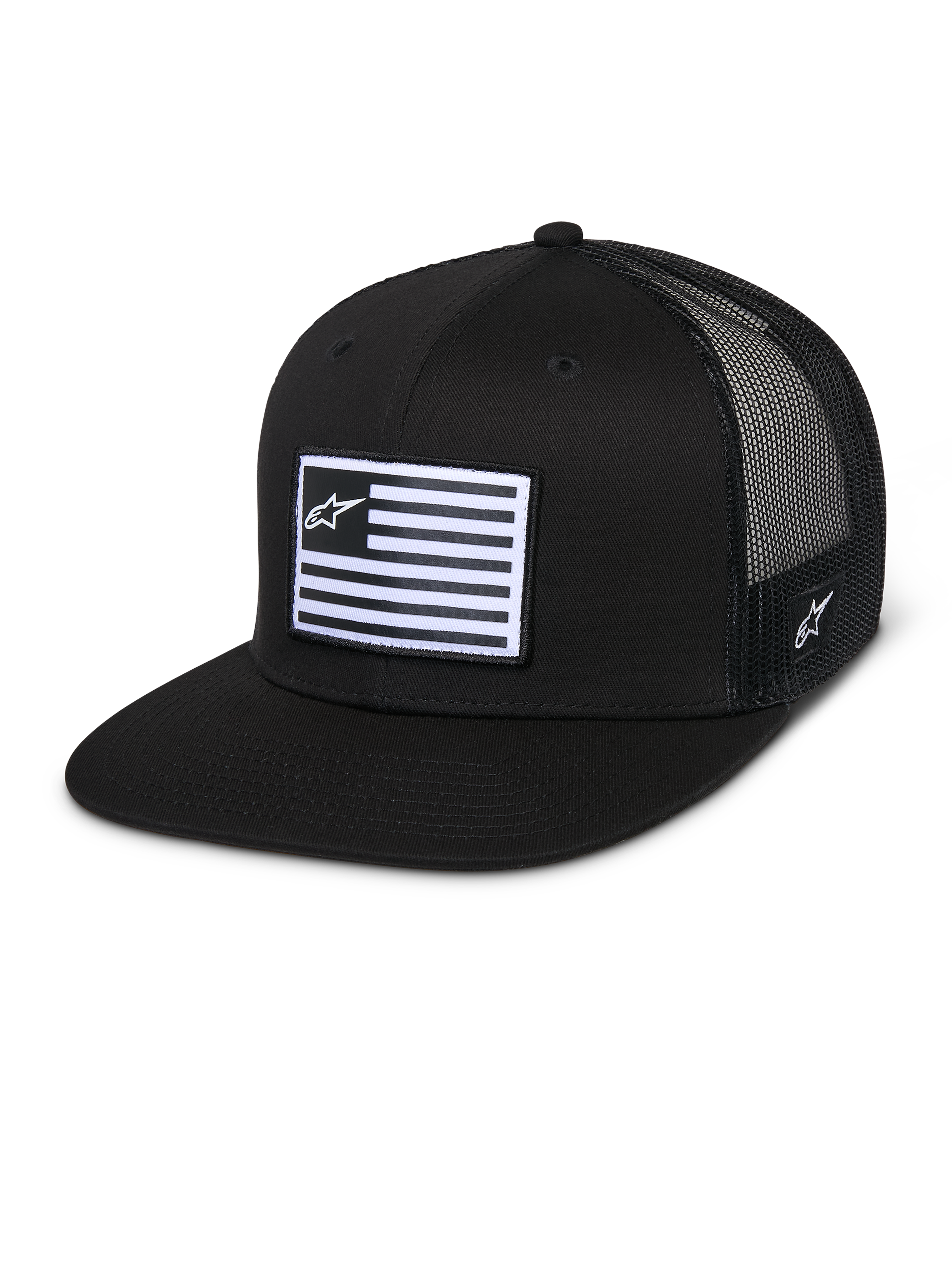 Alpinestars Flag Flat Trucker Hat, czarna czapka typu trucker, płaski daszek z usztywnioną koroną, oddychająca czarna siatka z tyłu, prostokątna naszywka z przodu z poziomymi pasami i logo z gwiazdą, haft z boku, codzienny design inspirowany sportami motorowymi