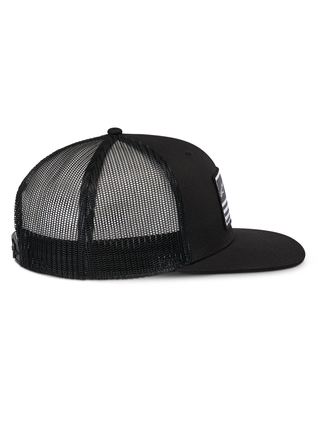 Alpinestars Flag Flat Trucker Hat, czarna czapka typu trucker, widok z boku prezentujący płaski daszek, usztywnioną koronę oraz czarną poliestrową siatkę z tyłu, codzienne nakrycie głowy inspirowane sportami motorowymi