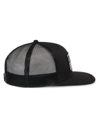 Alpinestars Flag Flat Trucker Hat, czarna czapka typu trucker, widok z boku prezentujący płaski daszek, usztywnioną koronę oraz czarną poliestrową siatkę z tyłu, codzienne nakrycie głowy inspirowane sportami motorowymi