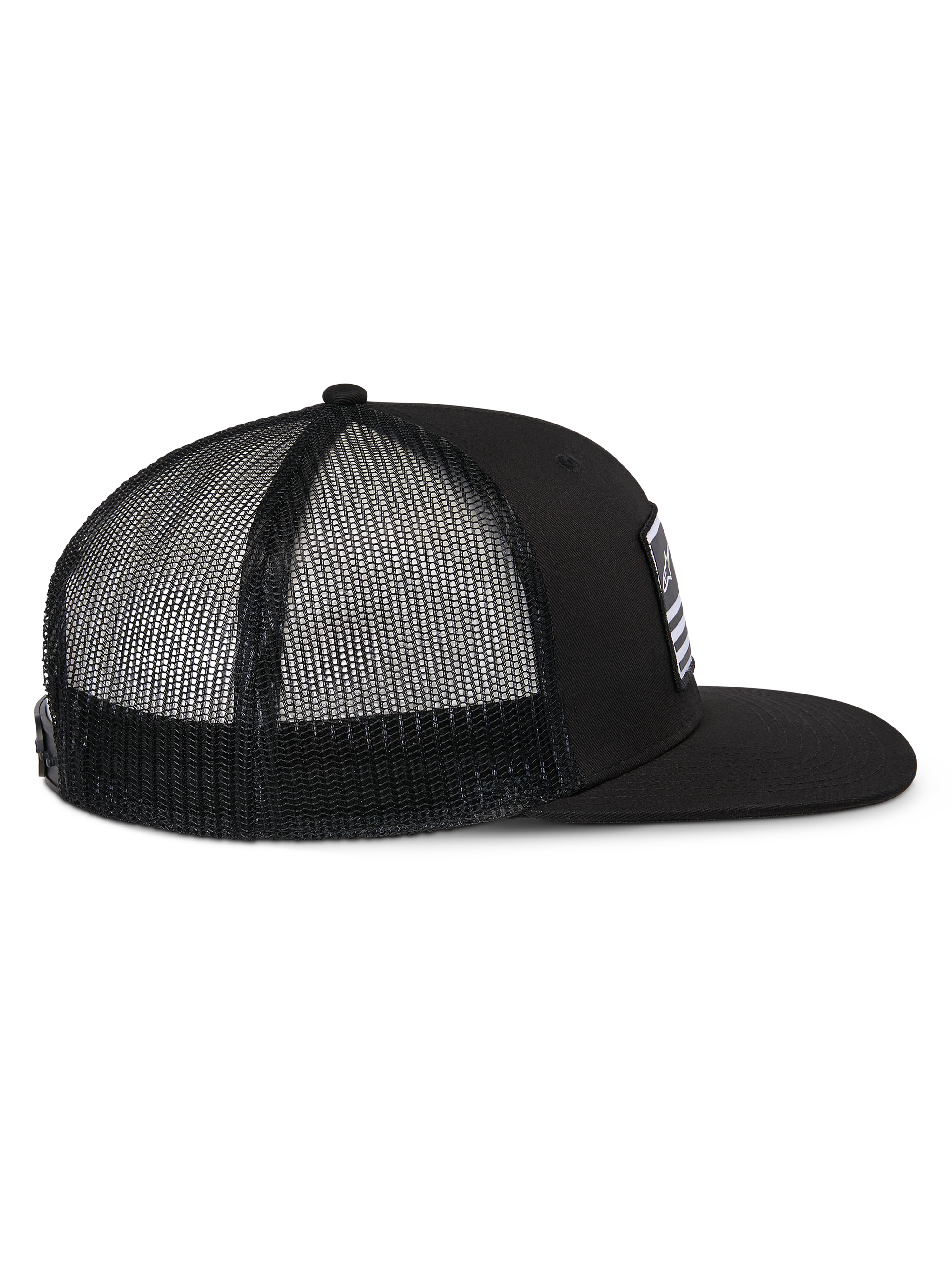 Alpinestars Flag Flat Trucker Hat, czarna czapka typu trucker, widok z boku prezentujący płaski daszek, usztywnioną koronę oraz czarną poliestrową siatkę z tyłu, codzienne nakrycie głowy inspirowane sportami motorowymi