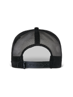 Alpinestars Flag Flat Trucker Hat, czarna czapka, widok z tyłu pokazujący konstrukcję z oddychającej poliestrowej siatki, regulowane zapięcie snapback i mały tkany detal z logo, codzienne nakrycie głowy w stylu motorsportowym