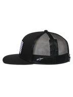 Czapka Alpinestars Flag Flat Trucker, profil boczny, czarna, płaski daszek i usztywniona korona, oddychająca poliestrowa siatka z tyłu, naszywka z flagą z przodu i biały haft logo z boku, codzienna czapka inspirowana sportami motorowymi