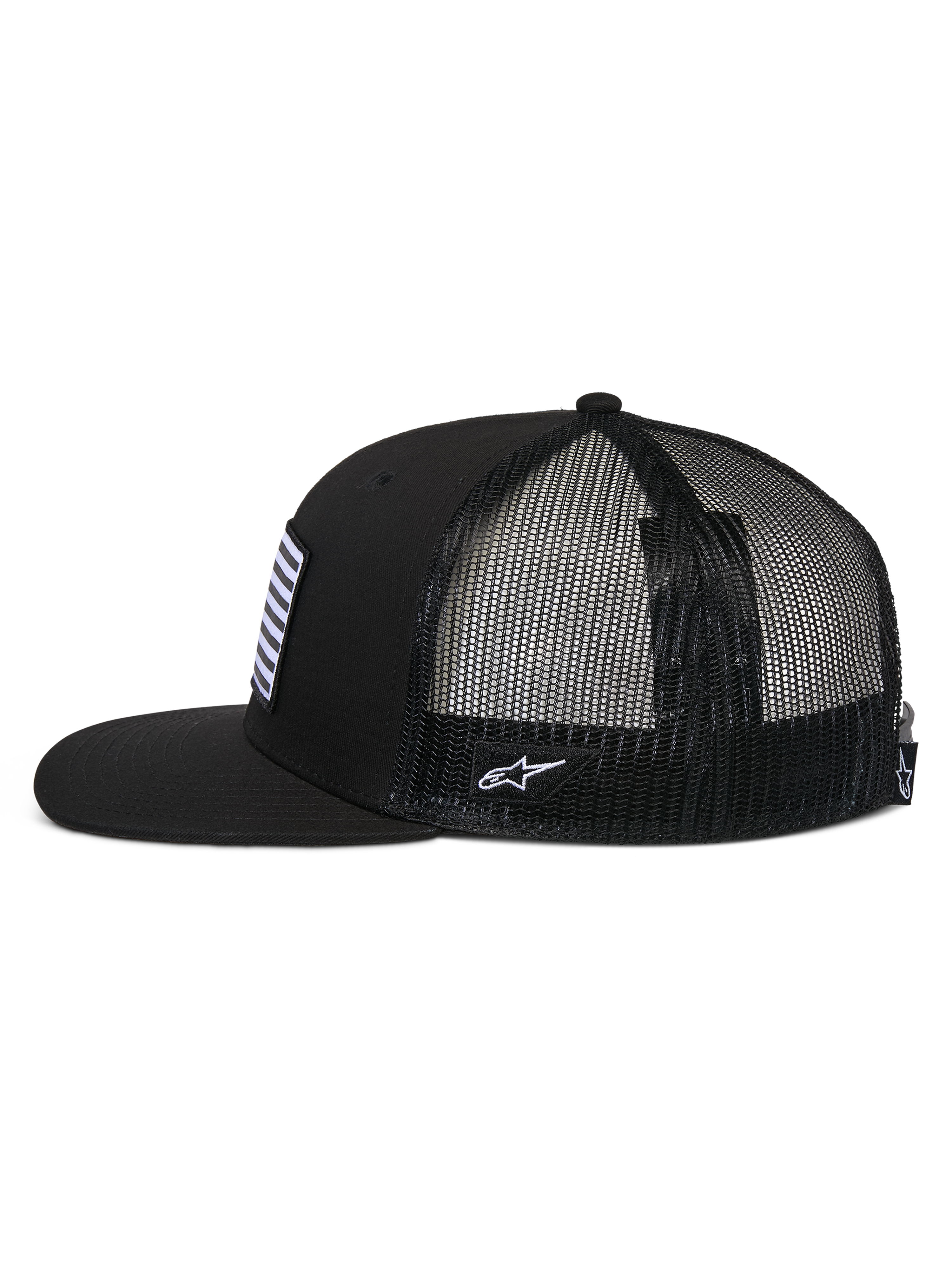 Czapka Alpinestars Flag Flat Trucker, profil boczny, czarna, płaski daszek i usztywniona korona, oddychająca poliestrowa siatka z tyłu, naszywka z flagą z przodu i biały haft logo z boku, codzienna czapka inspirowana sportami motorowymi