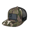 Alpinestars Flag Flat Trucker Hat, czapka typu trucker z płaskim daszkiem, zielone moro i czarny, oddychająca siatka z tyłu, usztywniona korona z czarną naszywką z logo w stylu flagi, codzienne nakrycie głowy w stylu motorsport