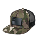 Alpinestars Flag Flat Trucker Hat, czapka typu trucker z płaskim daszkiem, zielone moro i czarny, oddychająca siatka z tyłu, usztywniona korona z czarną naszywką z logo w stylu flagi, codzienne nakrycie głowy w stylu motorsport