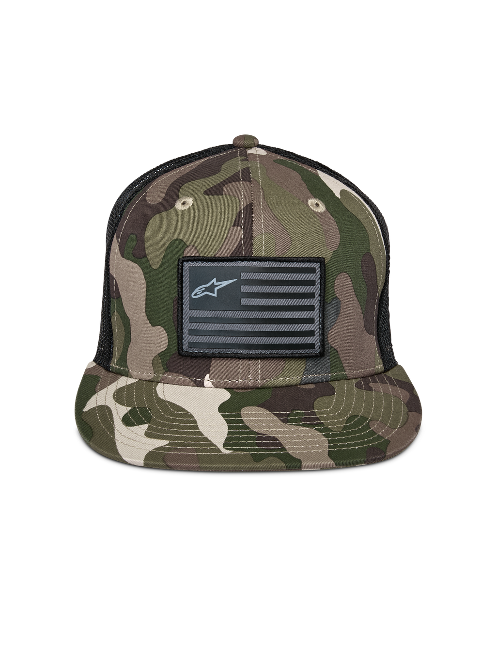 Alpinestars Flag Flat Trucker Hat, zielone moro i czarny, płaski daszek z usztywnioną koroną, czarna naszywka z flagą i logo Alpinestars, tył z siatki, codzienne nakrycie głowy inspirowane motorsportem