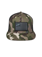 Alpinestars Flag Flat Trucker Hat, zielone moro i czarny, płaski daszek z usztywnioną koroną, czarna naszywka z flagą i logo Alpinestars, tył z siatki, codzienne nakrycie głowy inspirowane motorsportem