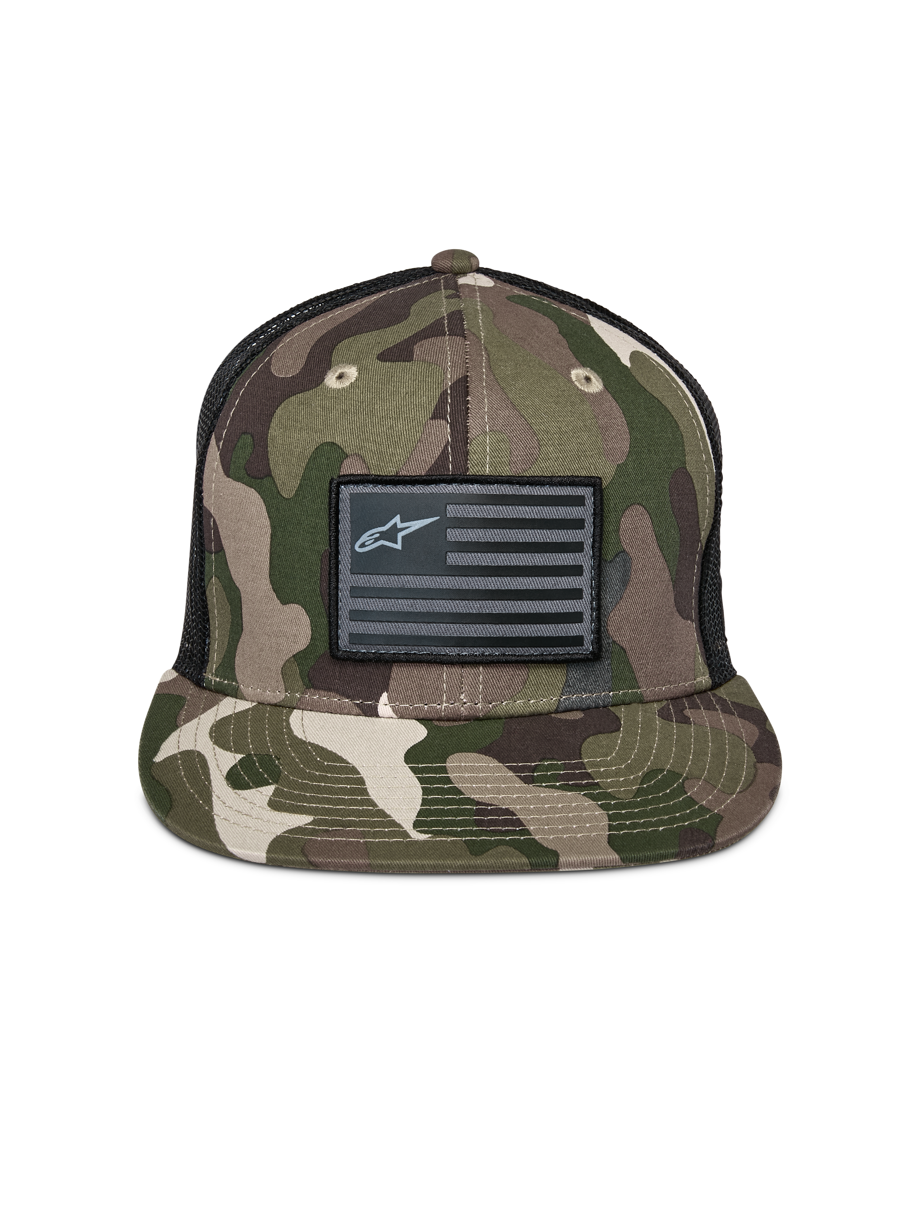 Alpinestars Flag Flat Trucker Hat, zielone moro i czarny, płaski daszek z usztywnioną koroną, czarna naszywka z flagą i logo Alpinestars, tył z siatki, codzienne nakrycie głowy inspirowane motorsportem