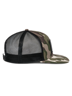 Alpinestars Flag Flat Trucker Hat, zielone moro i czarny, widok z boku z płaskim daszkiem w kamuflażu, usztywniony przód i oddychająca czarna siateczka z tyłu, zapięcie snapback, codzienne nakrycie głowy w stylu motorsport