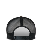 Alpinestars Flag Flat Trucker Hat, zielony kamuflaż i czarny, widok z tyłu z oddychającymi czarnymi panelami z siatki i regulowanym zapięciem typu snapback z małą metką z logo, codzienne nakrycie głowy inspirowane sportami motorowymi