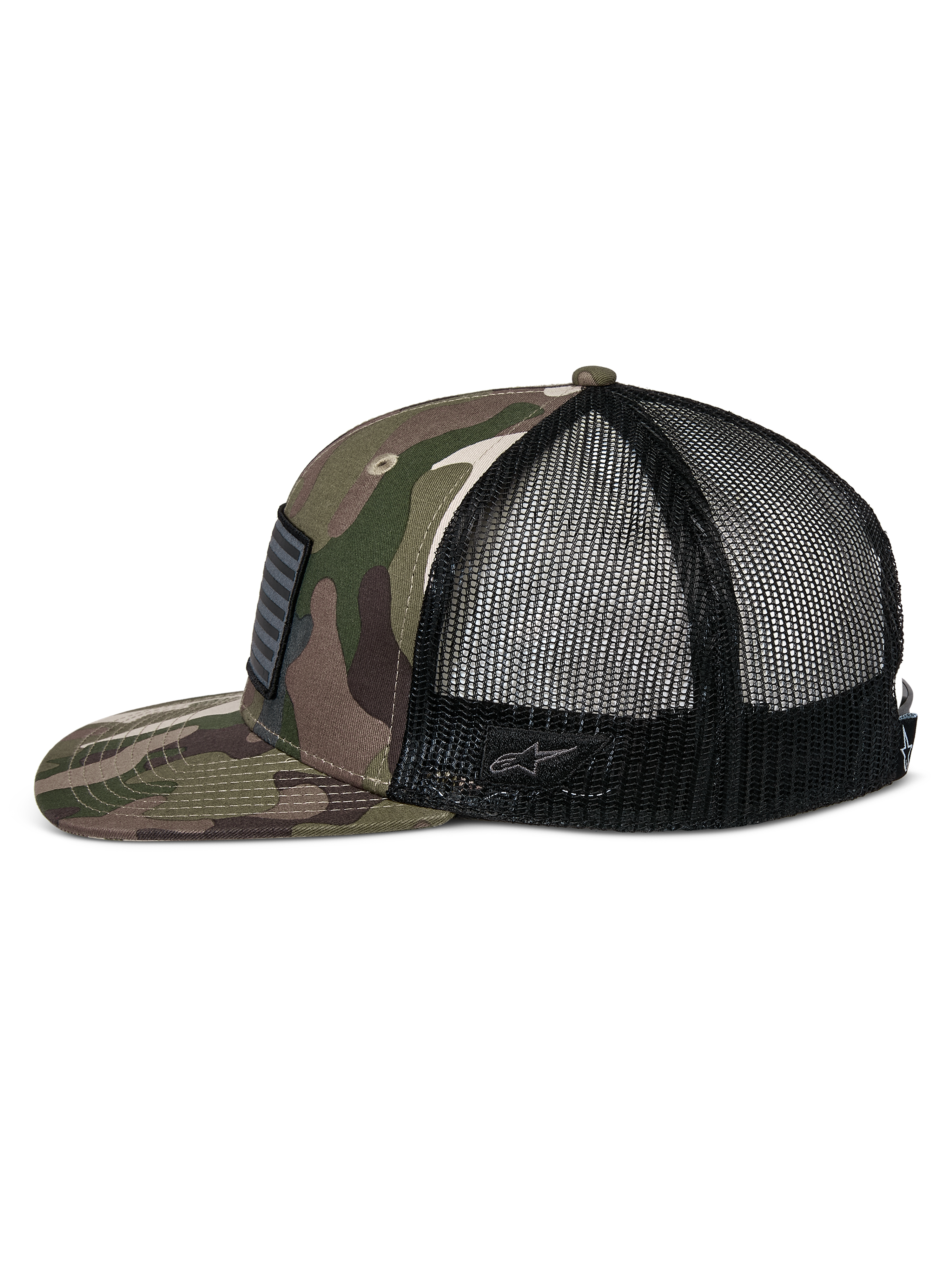 Alpinestars Flag Flat Trucker Hat, zielony kamuflaż i czarny, płaski daszek i usztywniona korona, przód z tkaniny twill w kamuflażu i czarna siatka z tyłu, widok z boku pokazujący naszywkę z flagą i haftowane logo, codzienna odzież uliczna inspirowana sportami motorowymi