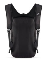 Plecak Alpinestars Defcon V3, czarny, widok z tyłu przedstawiający wyściełany panel tylny oraz oddychające paski na ramiona z siatki mesh, małe białe logo Alpinestars na pasku, wytrzymała konstrukcja z poliestru 600D do codziennego użytku