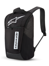 Plecak Alpinestars Defcon V3, plecak codzienny, czarno-biały, z dużym białym logo Astar i pionowym napisem Alpinestars, przednia kieszeń na zamek, wyściełane paski na ramiona z siatki air-mesh, wytrzymały poliester 600D, codzienny design inspirowany sportami motorowymi