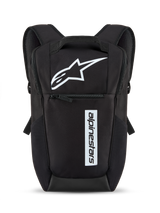 Plecak Alpinestars Defcon V3, mały plecak codzienny, czarno-biały z białym logo gwiazdy i pionowym napisem marki, przednia kieszeń na zamek, wyściełane paski na ramiona, wytrzymały materiał poliestrowy 600D