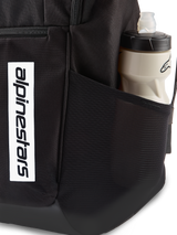 Plecak Alpinestars Defcon V3, czarny plecak codzienny, zbliżenie na boczną kieszeń z siatki z butelką wody, pionowe białe logo na przodzie, wytrzymały materiał poliester 600D
