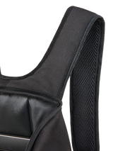Plecak Alpinestars Defcon V3, zbliżenie na wyściełany pasek na ramię z siatką powietrzną i otwartą komorę główną, czarny poliester 600D, widoczna wewnętrzna kieszeń na laptopa i wytrzymała konstrukcja tekstylna
