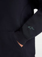 Alpinestars Bluza Guise Oversize, czarna bluza sportowa z polaru, zbliżenie na haftowane logo Astars na rękawie, prążkowany mankiet i detal kieszeni kangurki, mieszanka bawełny i poliestru z recyklingu, swobodny krój oversize.