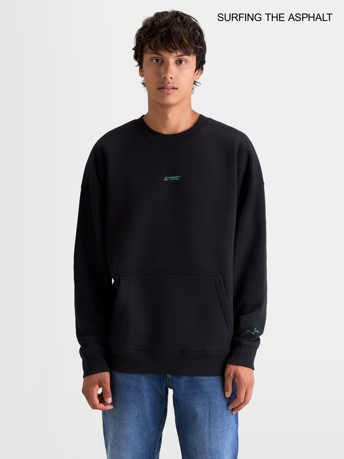 Alpinestars Bluza Guise Oversize, męska czarna bluza z polaru o kroju oversize, z okrągłym dekoltem, kieszenią kangurką i haftowanym logo, na modelu