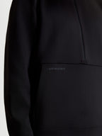 Alpinestars Bluza Apera Half-Zip, sportowa bluza typu pullover dla mężczyzn i kobiet, czarna, zbliżenie na tonalny nadruk logo HD na kieszeni kangurce i zamek 1/2, konstrukcja z polaru tri-blend premium.
