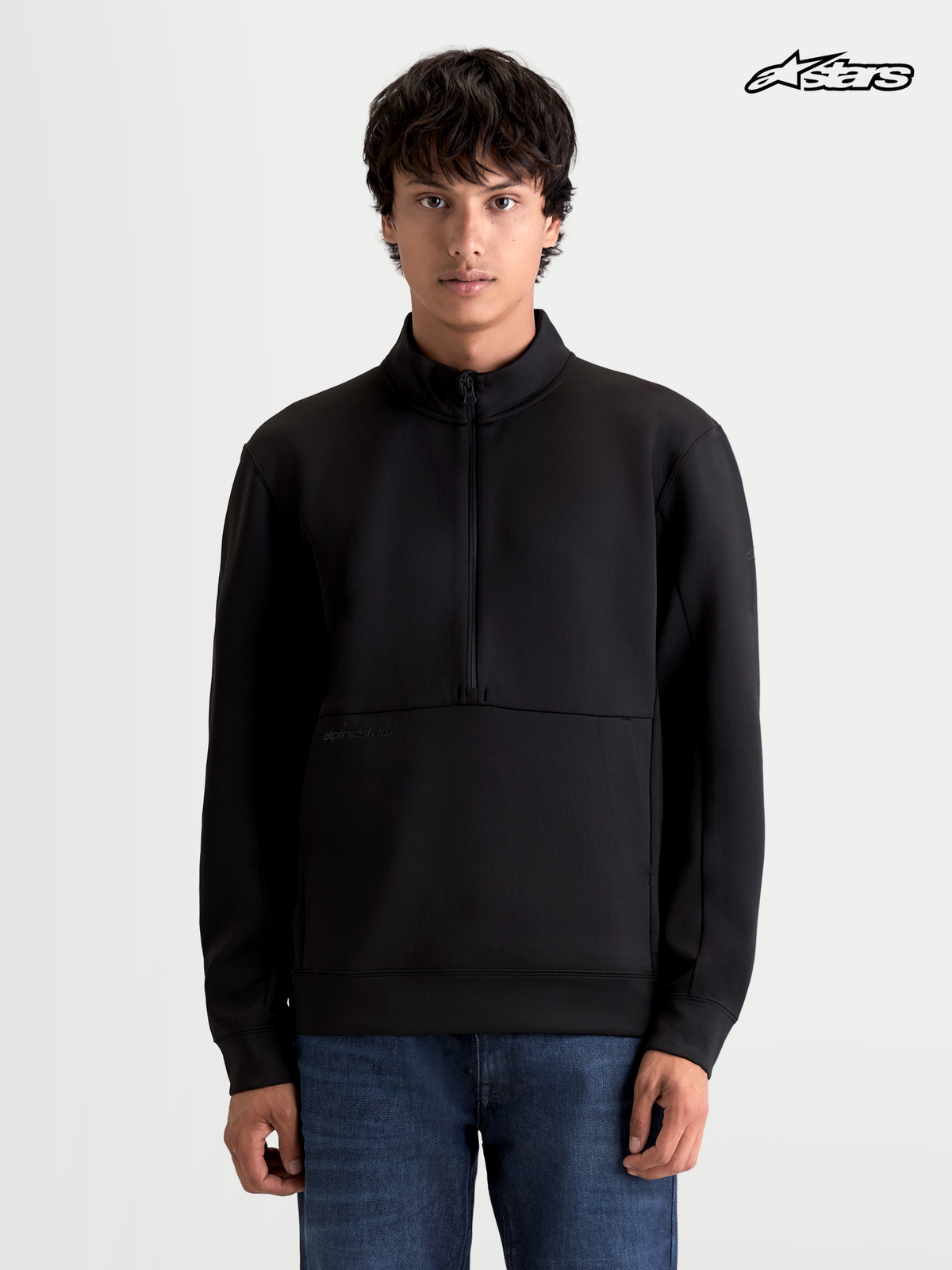 Alpinestars Bluza Apera Half-Zip, męska bluza sportowa w kolorze czarnym, widok z przodu na modelu z zamkiem typu half-zip i kieszenią kangurką