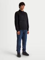 Alpinestars bluza Apera Half-Zip, męska sportowa bluza typu pullover, czarna, zapięcie na krótki zamek half-zip, kieszeń kangurka, polar tri-blend, styl inspirowany motorsportem, widoczna na modelu