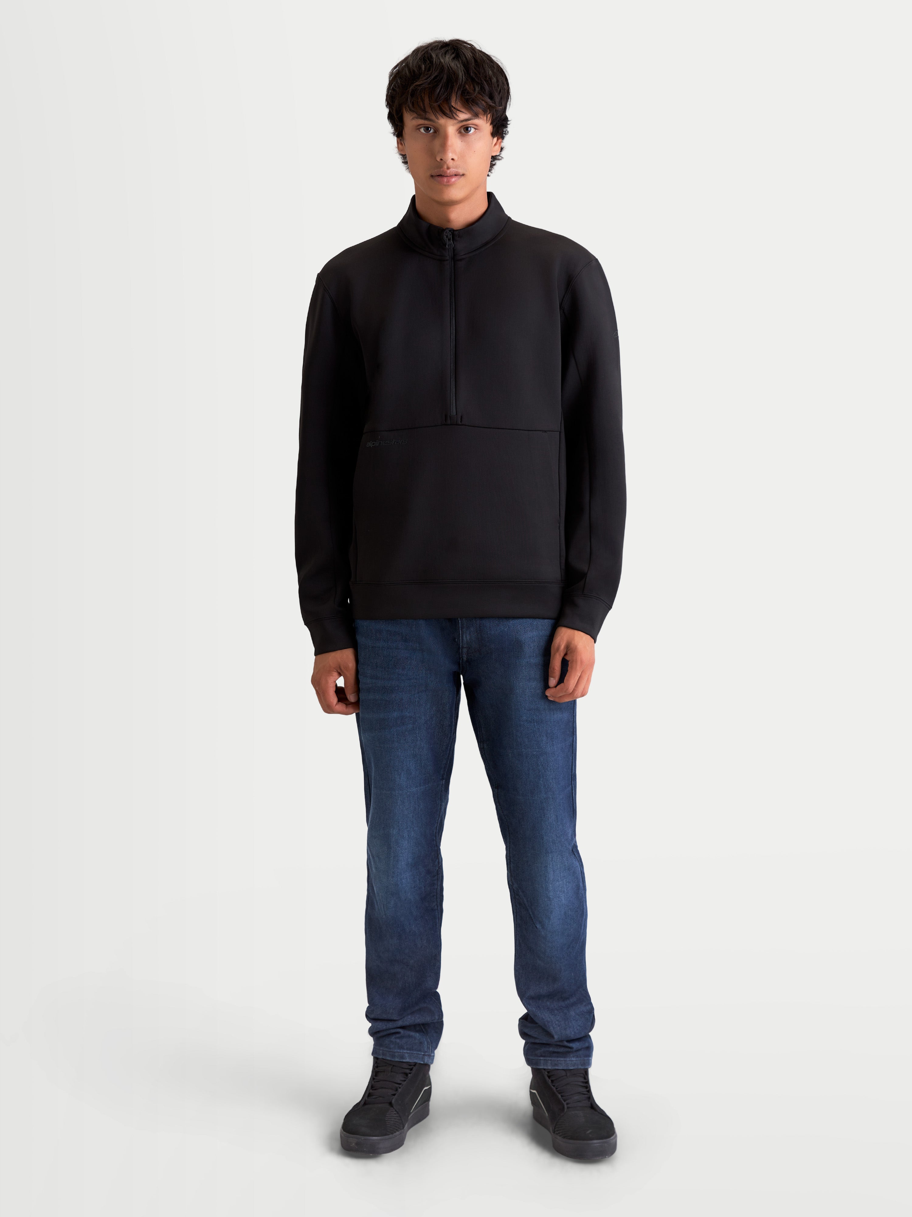 Alpinestars bluza Apera Half-Zip, męska bluza sportowa typu pullover z kapturem, czarna, zapięcie na zamek do połowy i kieszeń kangurka, tonalne logo Alpinestars, styl inspirowany motorsportem, casualowa odzież sportowa z polaru tri-blend.