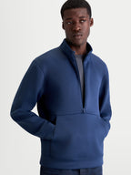 Alpinestars bluza Apera Half-Zip, męska bluza sportowa z kapturem, niebieska, zapięcie na zamek do połowy, kieszeń kangurka z tonalnym logo, model prezentujący casualową odzież motorsportową.