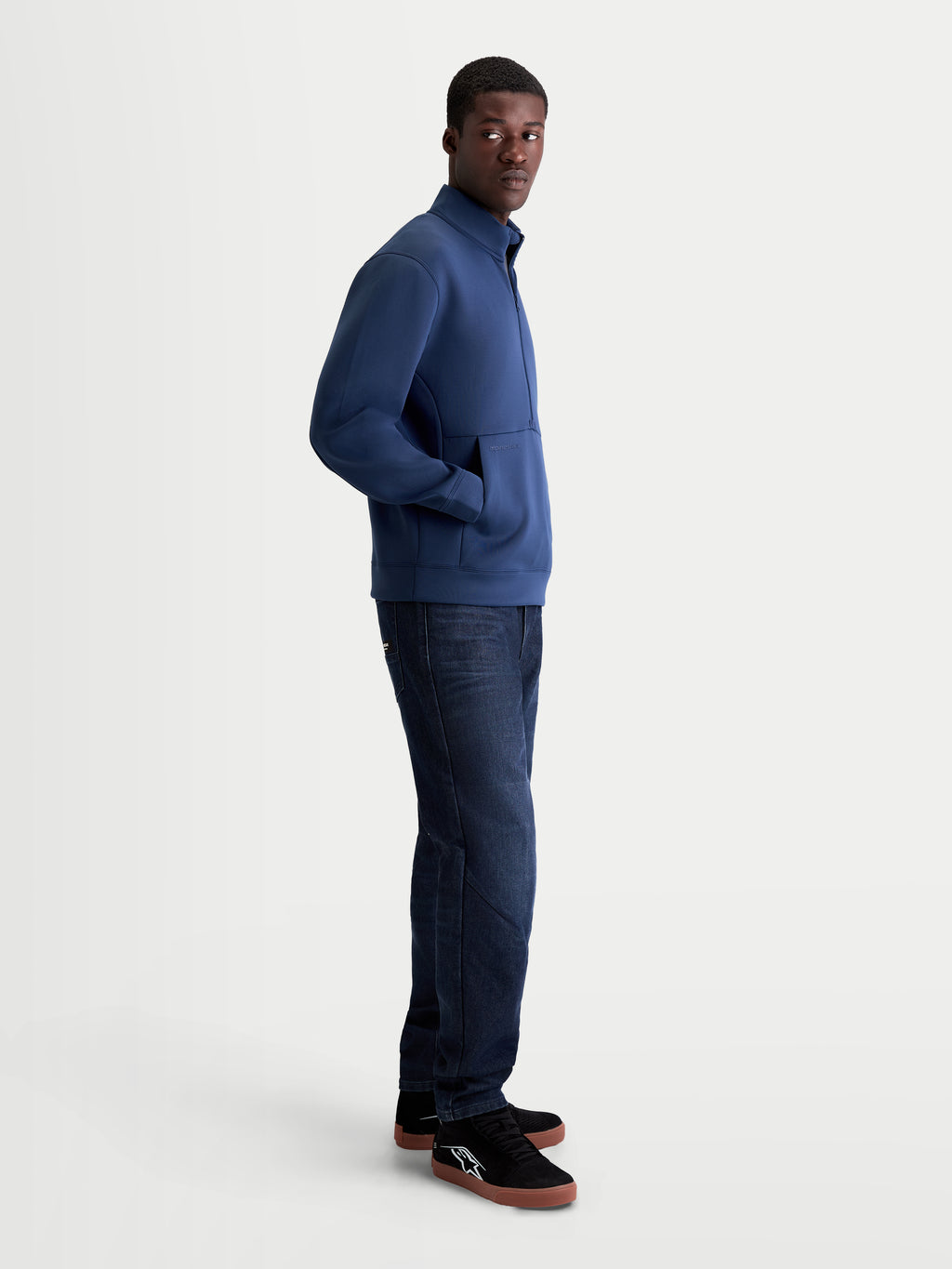 Alpinestars Bluza Apera Half-Zip, męska bluza sportowa, niebieska, polarowy materiał tri-blend, zapięcie na pół-zamek, kieszeń kangurka, tonalne nadruki logo HD, styl motorsport.