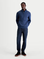 Alpinestars Apera Half-Zip, niebieska męska bluza sportowa typu pullover, kolor Steel Blue, zapięcie na krótki zamek pod szyją, wysoki kołnierz i przednia kieszeń kangurka, wykonana z polaru tri-blend, casualowy styl motorsportowy.