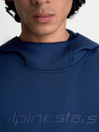 Alpinestars bluza z kapturem Datrix, niebieska odzież sportowa, zbliżenie na tonalne logo HD Alpinestars na piersi i konstrukcję kaptura z siatkową podszewką, dwustronny polar premium tri-blend