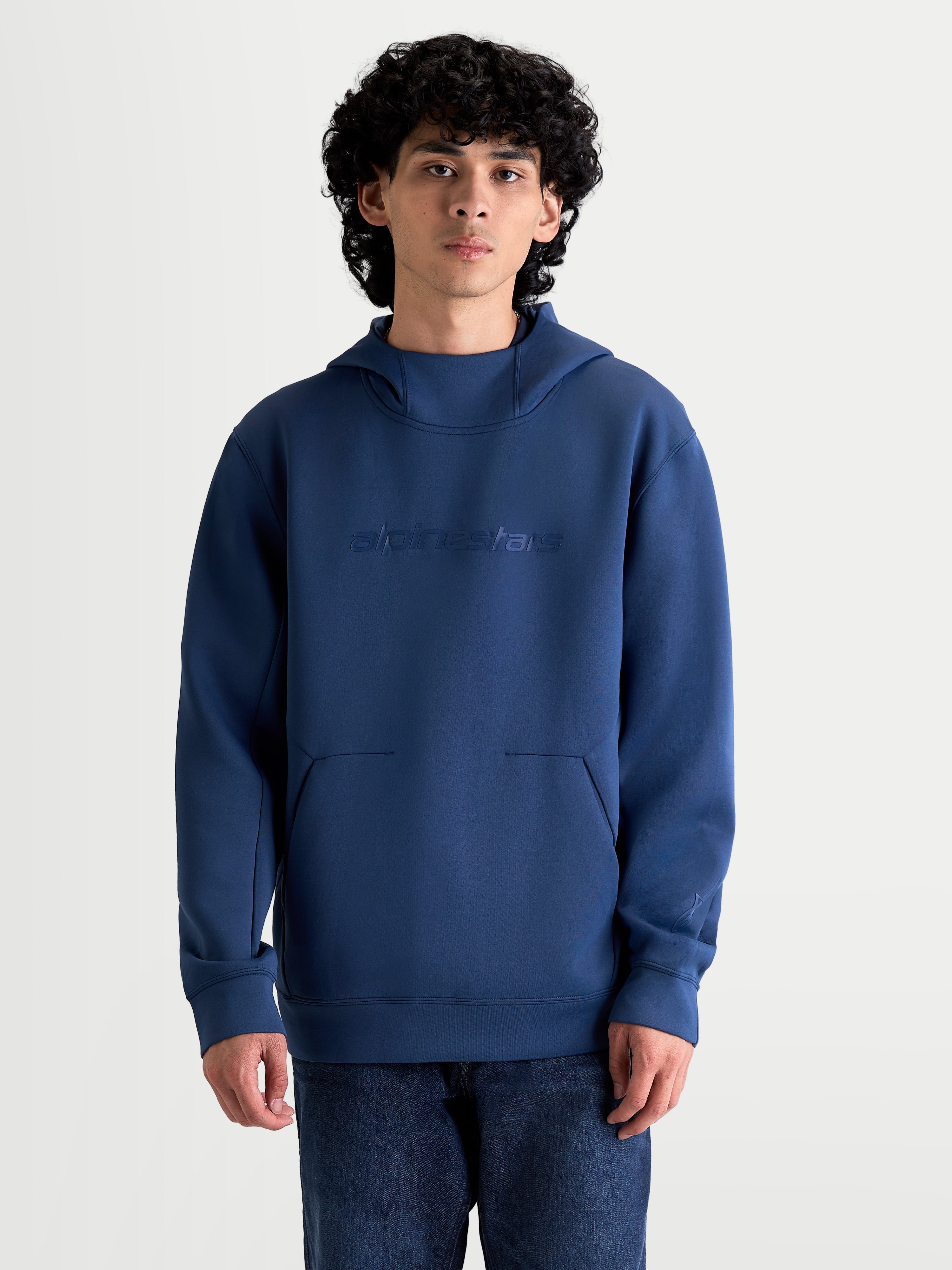 Alpinestars bluza z kapturem Datrix, męska bluza sportowa, niebieska, polar premium z mieszanki trzech włókien, tonalne logo HD Alpinestars, kaptur z siatkową podszewką, kieszeń z detalami zaszewek, styl inspirowany motorsportem.