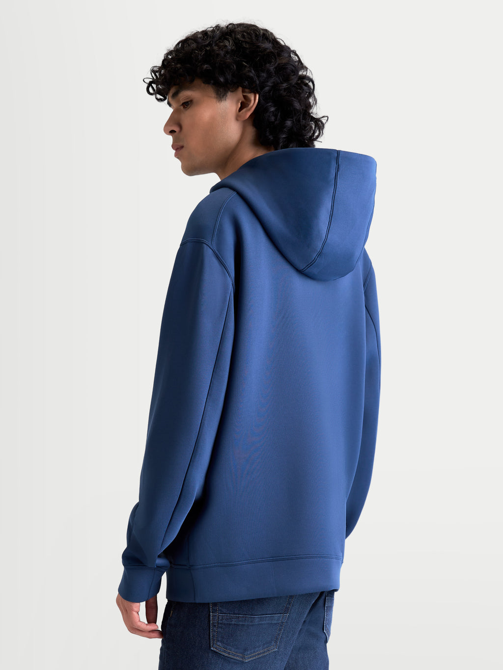 Alpinestars Bluza Z Kapturem Datrix, sportowa bluza typu pullover w codziennym stylu inspirowanym motorsportem, kolor stalowy niebieski, dwustronna konstrukcja z polaru, kaptur z siatkową podszewką, widok z tyłu i z profilu na modelu.