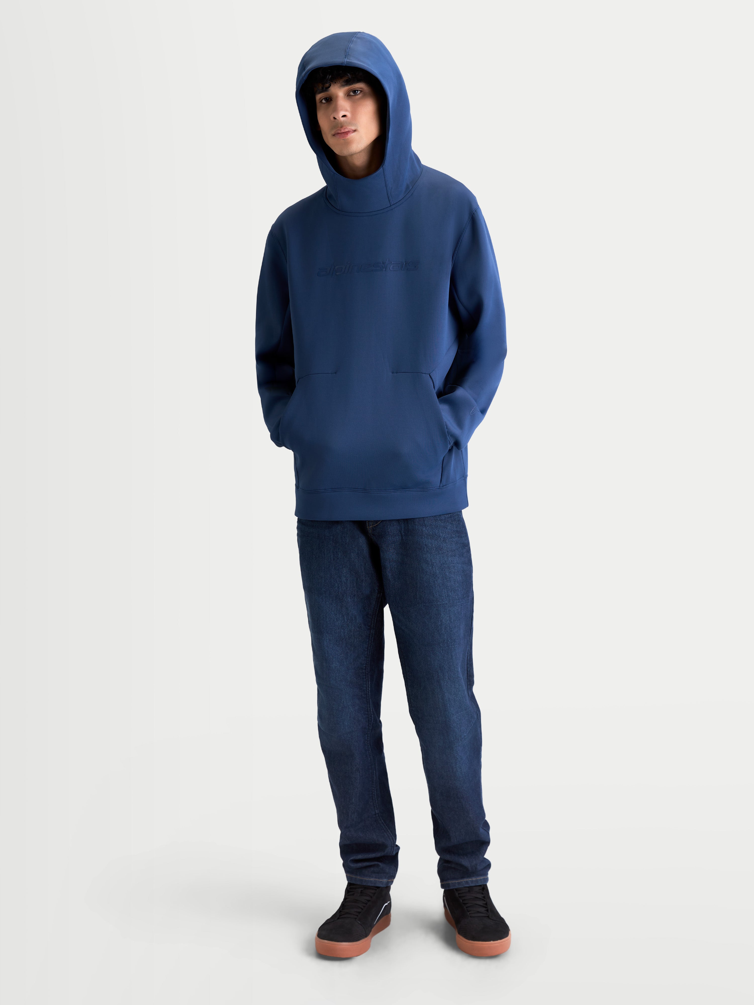 Alpinestars Bluza Z Kapturem Datrix, sportowa bluza męska typu pullover, niebieska, polar premium z mieszanki tri-blend, tonalne logo HD na klatce piersiowej, model w założonym kapturze z siatkową podszewką, styl inspirowany motorsportem.