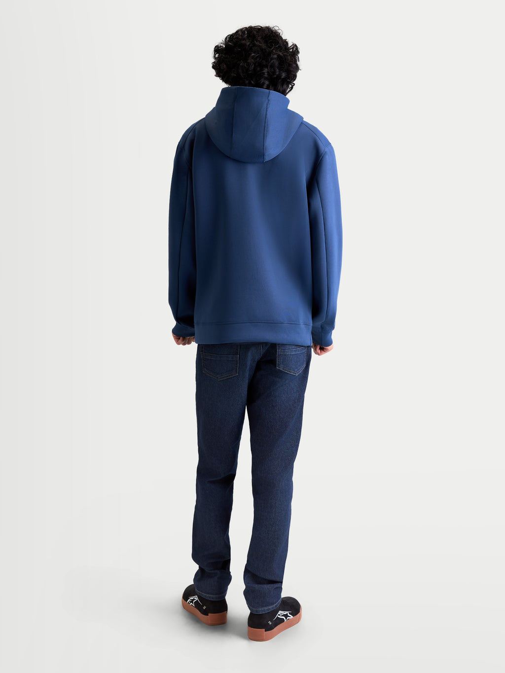 Alpinestars Bluza Z Kapturem Datrix, niebieska sportowa bluza z kapturem typu pullover, unisex, wykonana z dwustronnej dzianiny polarowej premium, widok z tyłu na modelu prezentujący detale kaptura, styl inspirowany motorsportem