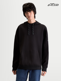 Alpinestars Camino Textured Oversized Hoodie, czarna bluza z kapturem w stylu sportswear na modelce, z teksturowanego polaru dzianinowego twill z kieszenią kangurką i wysokim kołnierzem