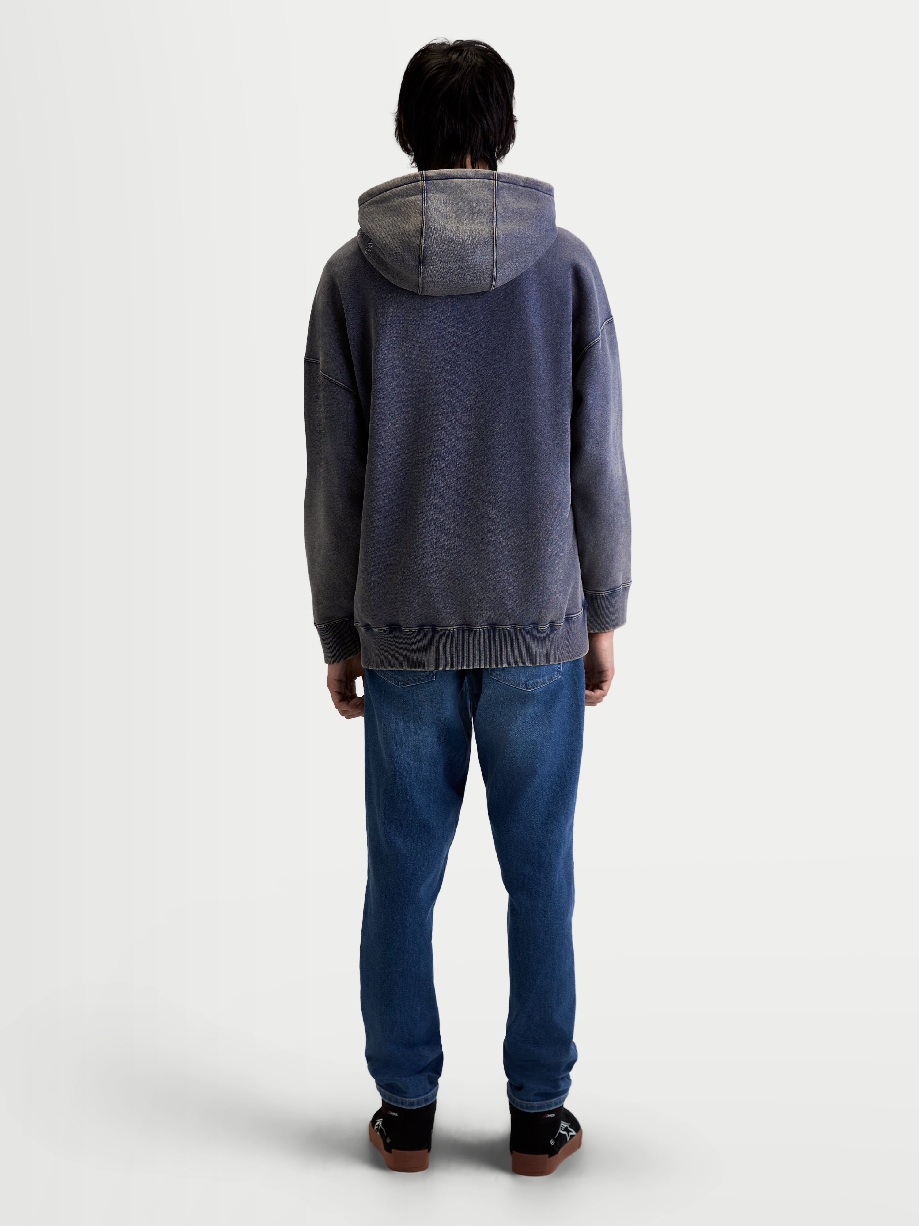 Alpinestars Infinite Washed Oversized Hoodie, męska sportowa bluza z kapturem, niebieska, bawełna i poliester z recyklingu, widok z tyłu pokazujący luźny krój oversize oraz teksturę polaru snow-wash.