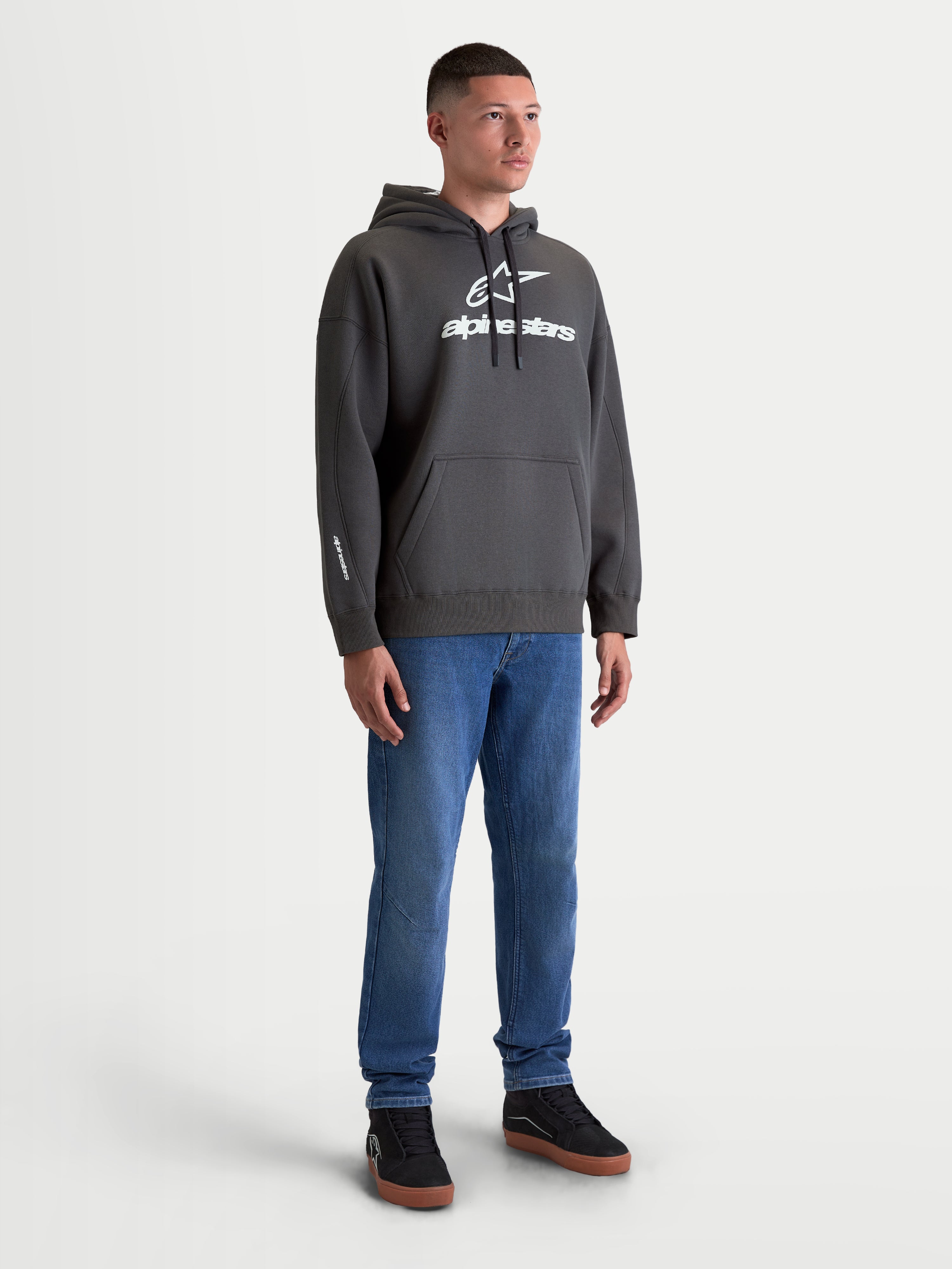 Alpinestars bluza z kapturem Prelude Oversize, męska szara bluza sportowa z białym wypukłym logo, kieszeń kangurka, luźny krój oversize, model w stylizacji casualowej lifestyle.
