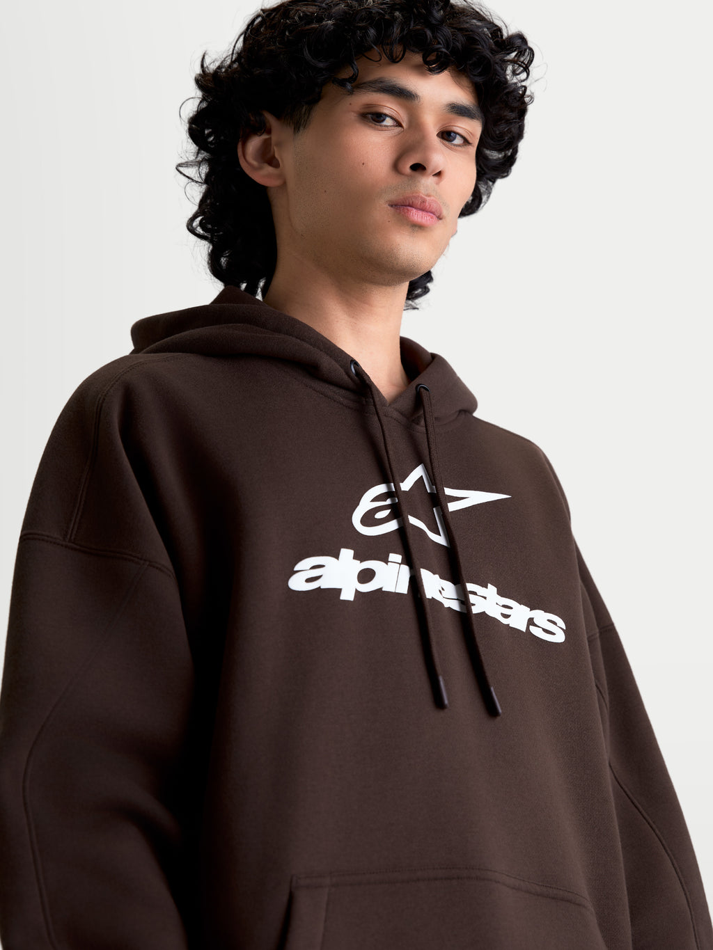 Alpinestars Bluza z kapturem Prelude Oversized, brązowa sportowa bluza polarowa dla mężczyzn, białe wypukłe logo, luźny krój, kaptur ze sznurkami, styl casualowy
