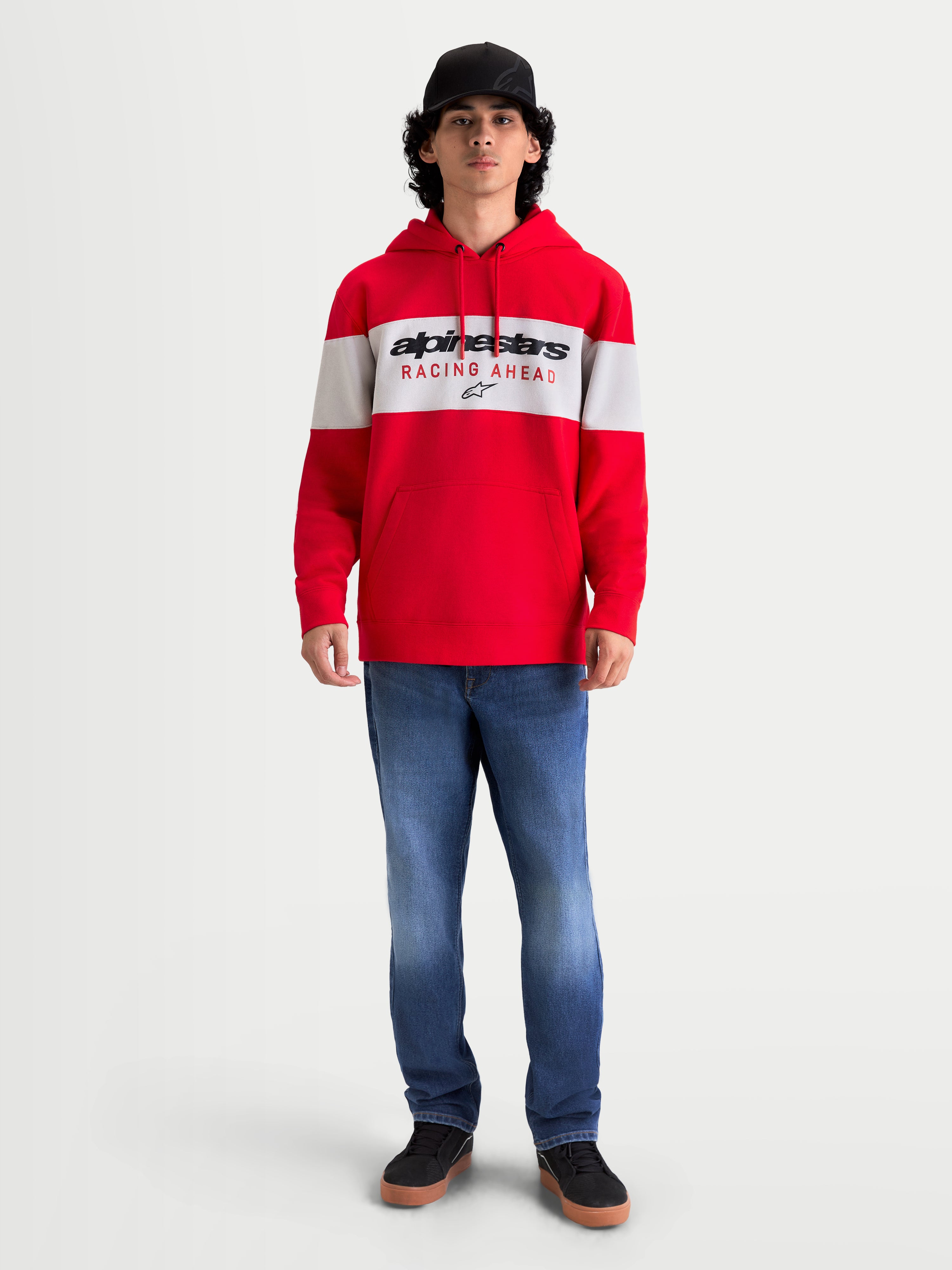 Alpinestars Bluza Z Kapturem Cubic, męska bluza sportowa z kapturem typu pullover, czerwona i biała, logo Alpinestars Racing Ahead na piersi, panele kolorystyczne, kaptur ze sznurkami, widok na modelu, styl inspirowany motorsportem, idealna jako odzież codzienna poza motocyklem.