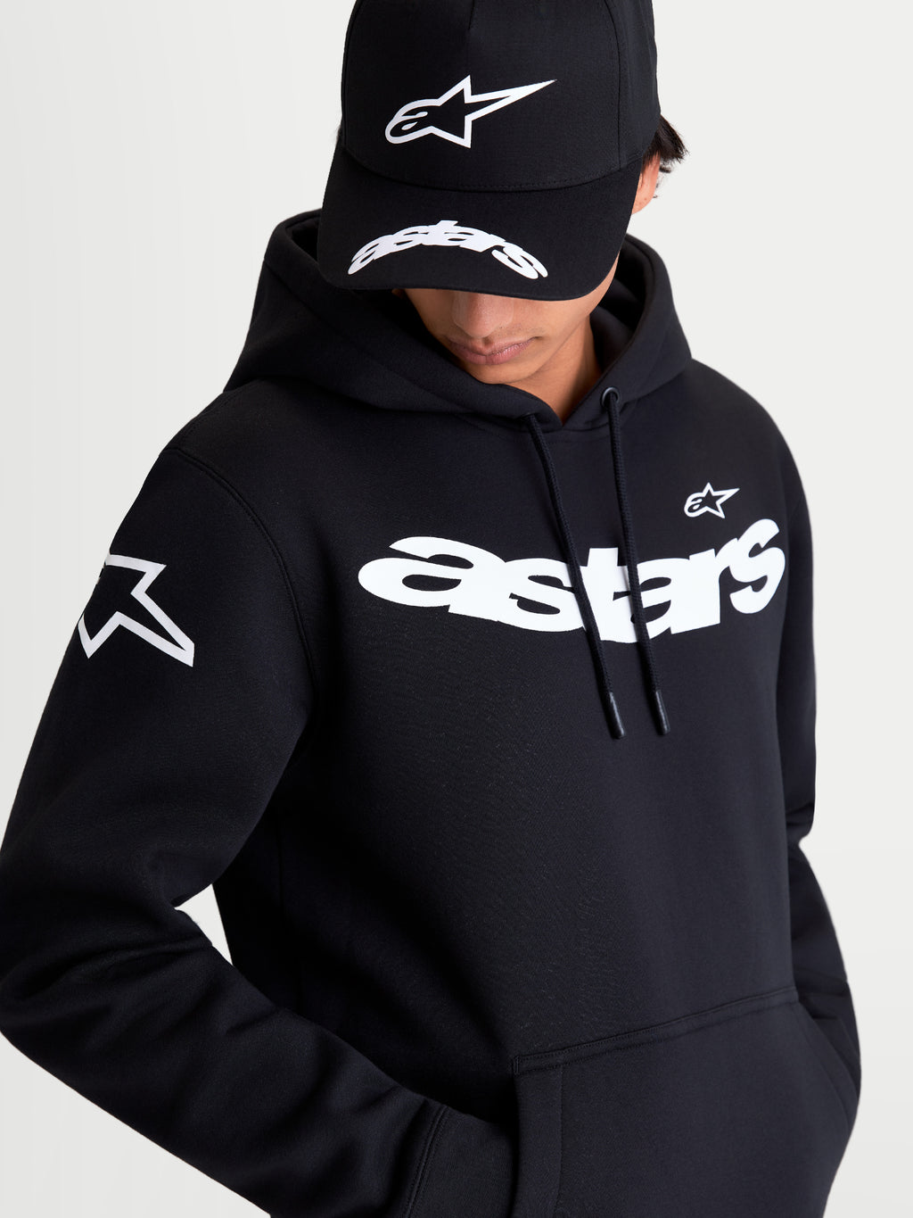 Alpinestars Bluza z kapturem Velocifier, męska bluza z kapturem typu pull-over, czarna i biała, codzienna odzież sportowa w stylu motorsport, wyrazisty biały logotyp Astars na piersi i logo na ramieniu, wygodna mieszanka bawełny premium.