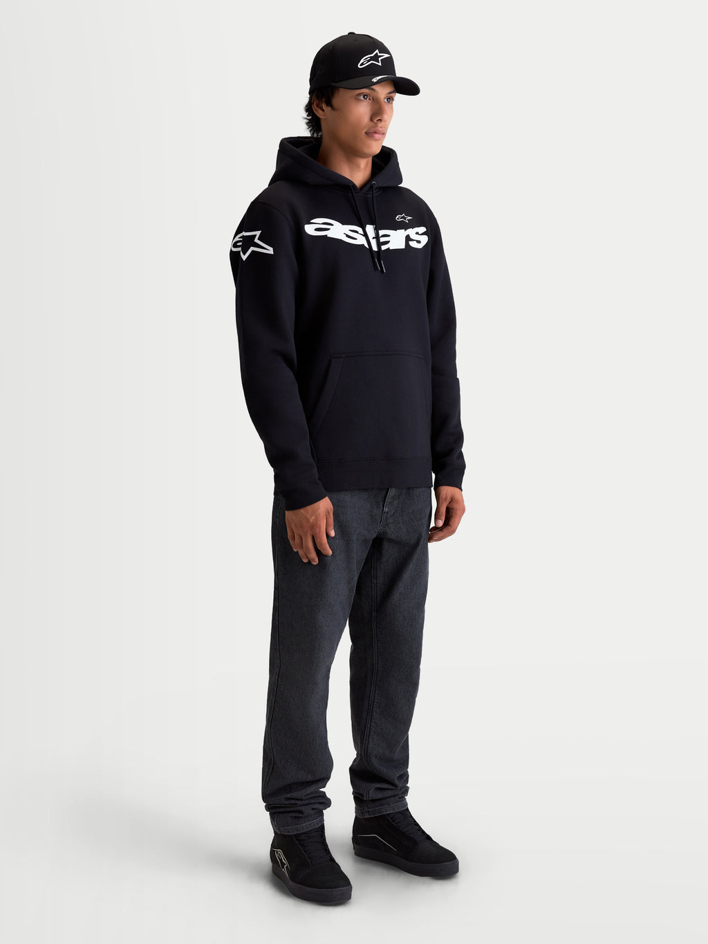 Alpinestars Bluza Z Kapturem Velocifier, męska bluza sportowa typu pullover, czarna i biała, biały napis Astars na klatce piersiowej, logotypy na ramionach, wykonana z mieszanki bawełny, styl motorsport poza motocyklem