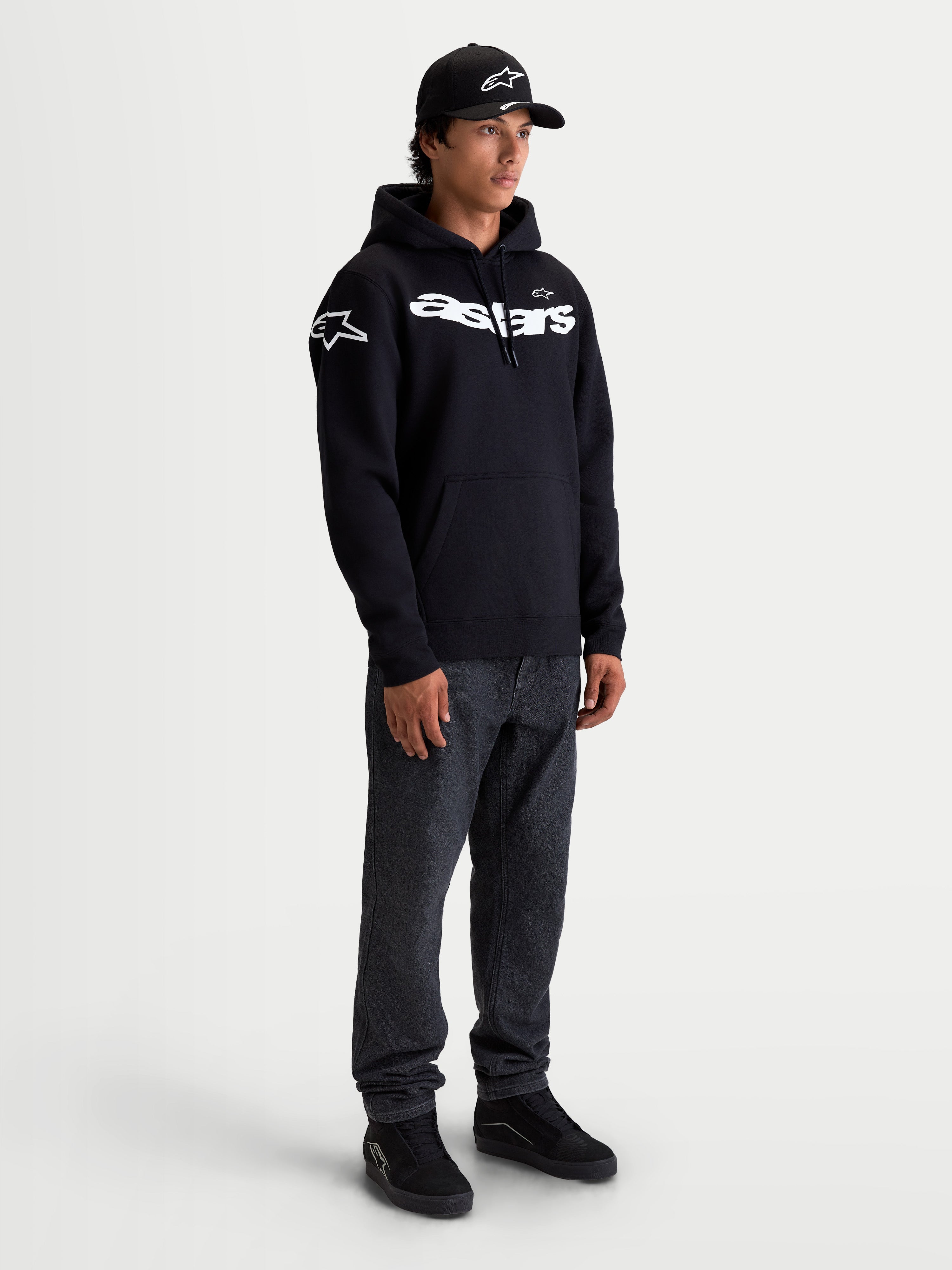 Alpinestars Bluza Z Kapturem Velocifier, męska bluza sportowa typu pullover, czarna i biała, biały napis Astars na klatce piersiowej, logotypy na ramionach, wykonana z mieszanki bawełny, styl motorsport poza motocyklem