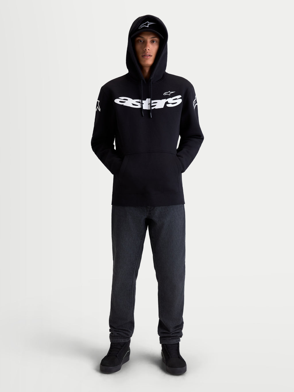 Alpinestars bluza z kapturem Velocifier, sportowa bluza typu pullover, unisex, czarna i biała, wyraziste logo Astars na klatce piersiowej i ramionach, mieszanka bawełny i poliestru z recyklingu, widok z przodu na modelu.